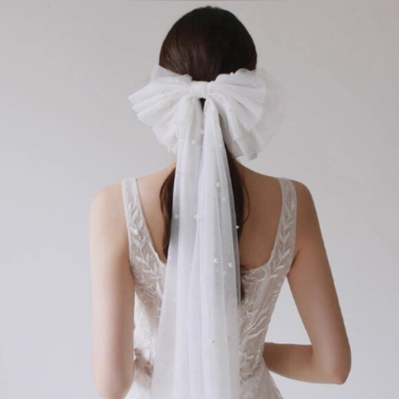 Wedding Veil with Bowknot and Pearls - Picture 1 of 4